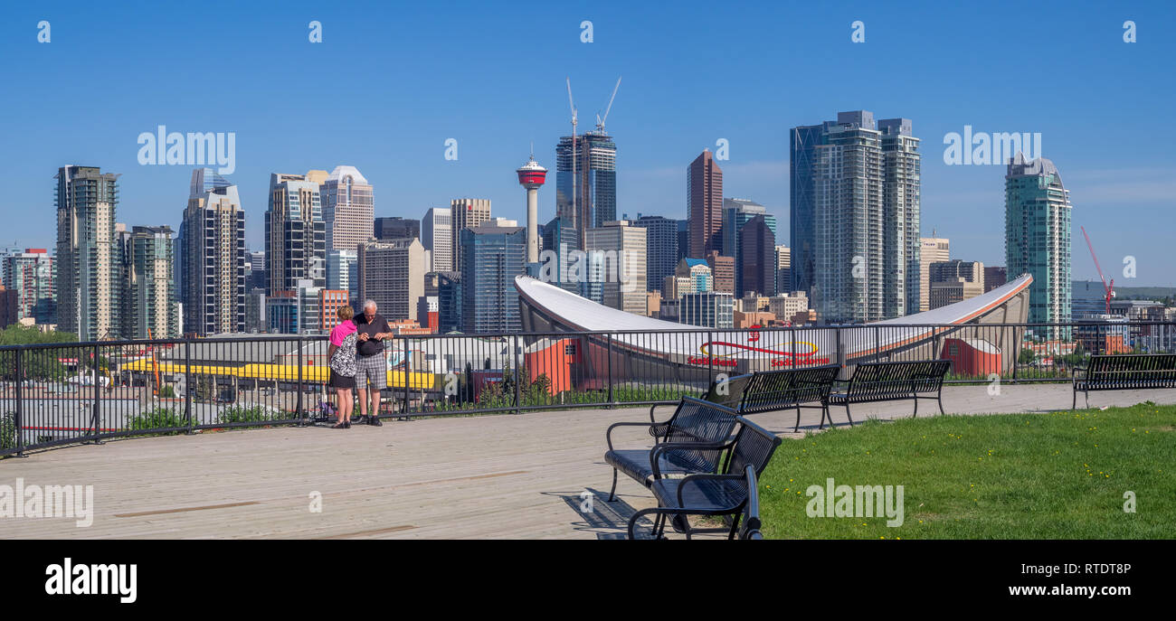 Die Skyline von Calgary mit der Scotiabank Saddledome im Vordergrund in Calgary, Alberta. Der saddledome ist die Heimat der Calgary Flames NHL. Stockfoto