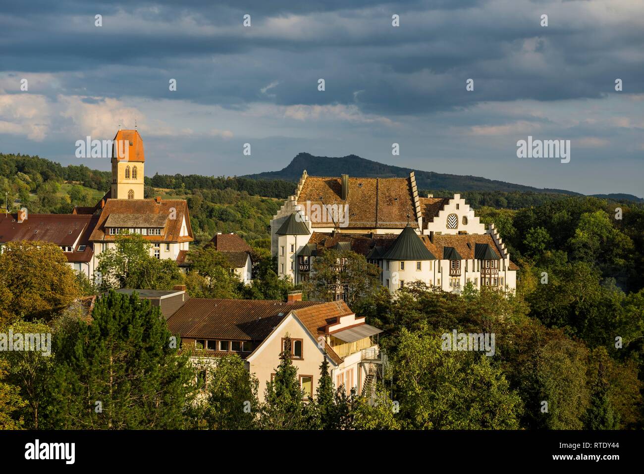 Schloss Blumenfeld, hinter dem Hegau Vulkan Hohenstoffeln, Tengen, Hegau, Kreis Konstanz, Baden-Württemberg, Deutschland Stockfoto