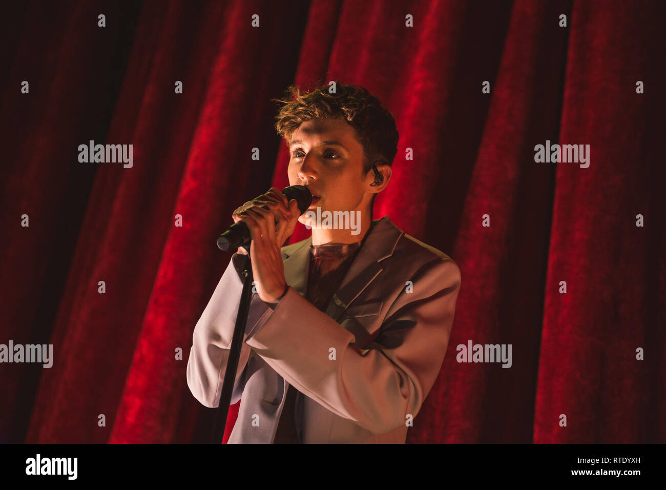 London, Großbritannien. Februar 28, 2019 - South African - Australischer Sänger, Songwriter, Schauspieler, und Internet Persönlichkeit, Troye Sivan, führt im Hammersmith Apollo auf seinem 2019 'Blüte' UK Tour Credit: Myles Wright/ZUMA Draht/Alamy leben Nachrichten Stockfoto