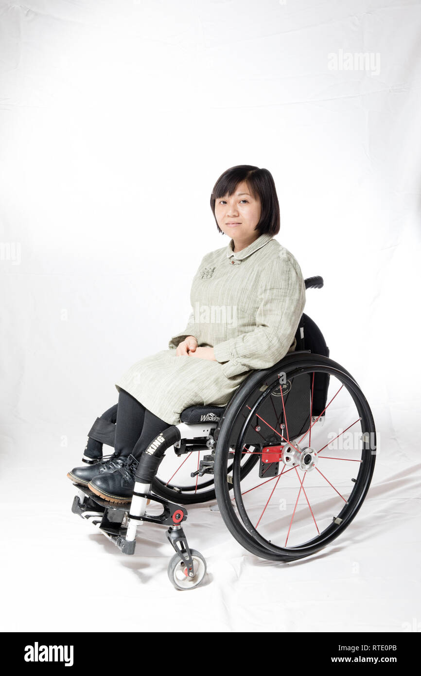 (190301) - Peking, 1. März 2019 (Xinhua) - Huang Jing, 39, bestimmt mit Spina bifida, Posen für ein Portrait in Peking, der Hauptstadt von China, Februar 26, 2019. Huang Jing ging durch eine Menge Schwierigkeiten bei der Suche nach einem Job wegen ihrer Behinderung. Es war eine Zeit der Bedrängnis, wenn Sie hatte wenig Geld mit Ihrem linken und konnte sie nicht einen anderen Weg finden, aber die Zeitungen an einer Bushaltestelle zu verkaufen. Huang entscheidet jedes Dilemma mit Entschlossenheit ihr Herz und Schritt in die Gesellschaft zu folgen. "Selten Hug, "ein Chinesisches Drama auf seltene Krankheiten, inszeniert wurde in Peking Tianqiao Performing Arts Center Mittwoch Stockfoto