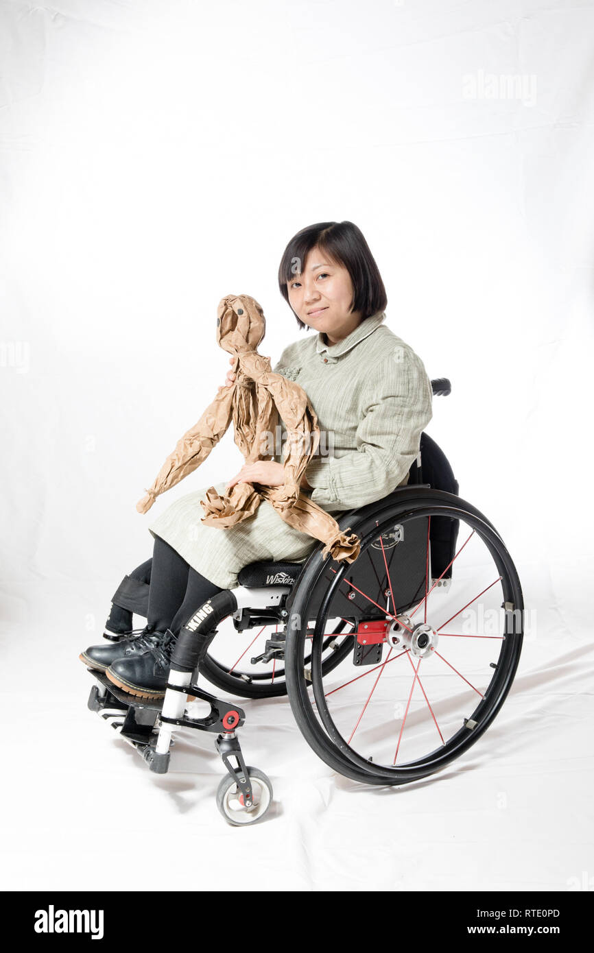 (190301) - Peking, 1. März 2019 (Xinhua) - Huang Jing, 39, bestimmt mit Spina bifida, Posen für ein Portrait in Peking, der Hauptstadt von China, Februar 26, 2019. Huang Jing ging durch eine Menge Schwierigkeiten bei der Suche nach einem Job wegen ihrer Behinderung. Es war eine Zeit der Bedrängnis, wenn Sie hatte wenig Geld mit Ihrem linken und konnte sie nicht einen anderen Weg finden, aber die Zeitungen an einer Bushaltestelle zu verkaufen. Huang entscheidet jedes Dilemma mit Entschlossenheit ihr Herz und Schritt in die Gesellschaft zu folgen. "Selten Hug, "ein Chinesisches Drama auf seltene Krankheiten, inszeniert wurde in Peking Tianqiao Performing Arts Center Mittwoch Stockfoto