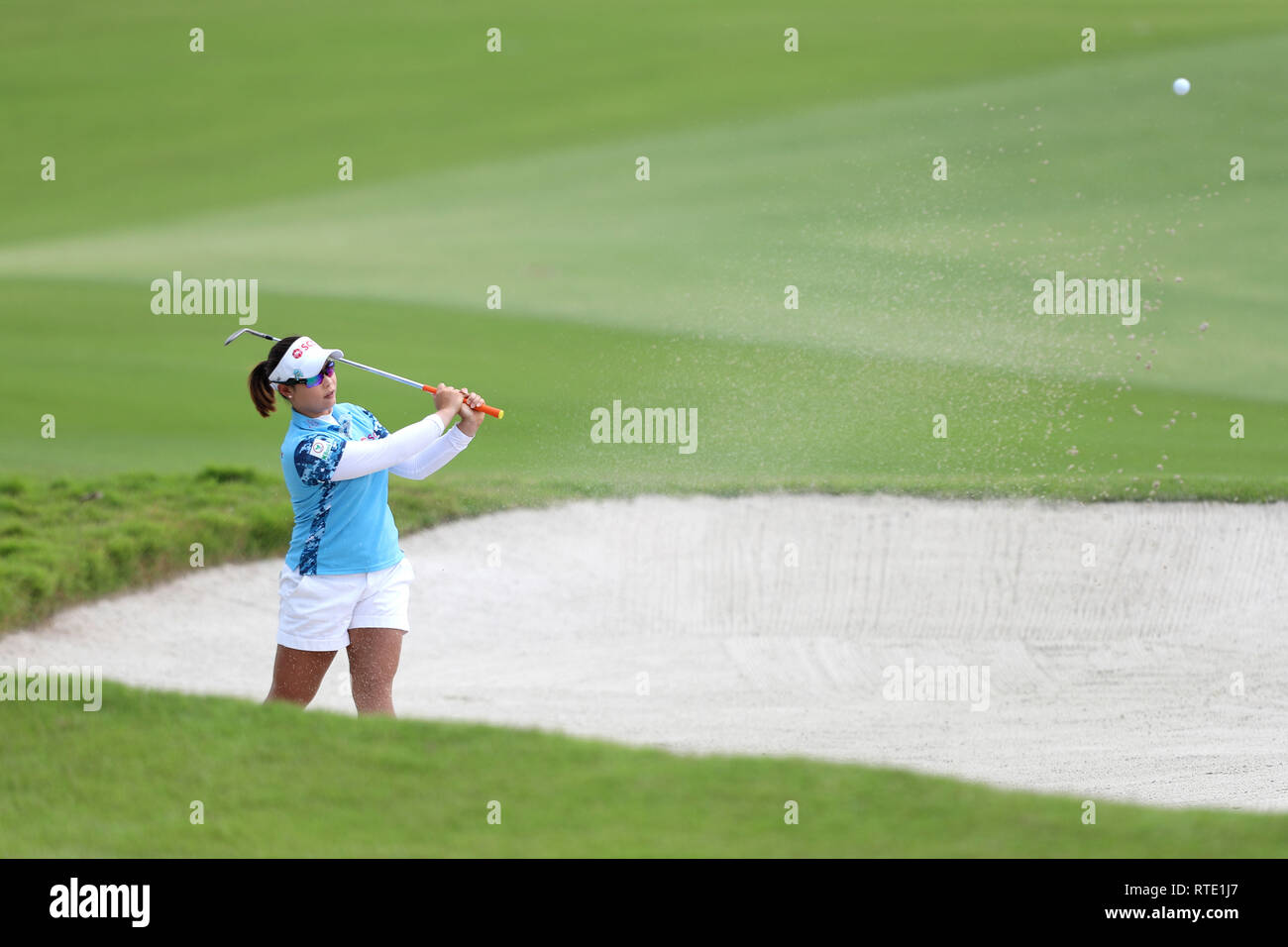 Singapur. 1 Mär, 2019. Moriya Jutanugarn von Thailand spielt einen Schuß in der 5. Bohrung während der zweiten Runde der Frauen-WM im Tanjong Kurs, Sentosa Golf Club. Credit: Paul Miller/ZUMA Draht/Alamy leben Nachrichten Stockfoto
