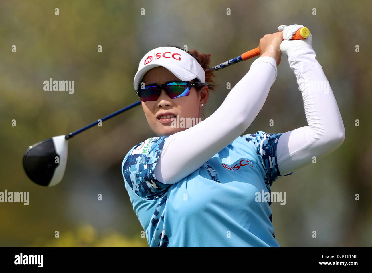 Singapur. 1 Mär, 2019. Moriya Jutanugarn von Thailand-stücke weg in der 3. Bohrung während der zweiten Runde der Frauen-WM im Tanjong Kurs, Sentosa Golf Club. Credit: Paul Miller/ZUMA Draht/Alamy leben Nachrichten Stockfoto
