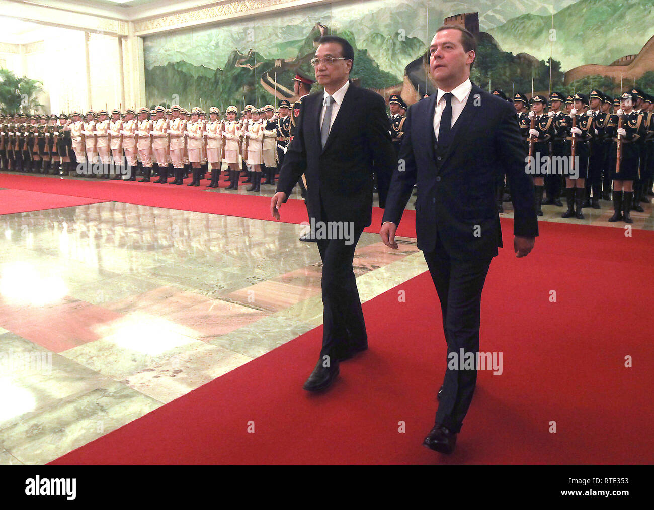 November 7, 2018 - Peking, China - chinesische Ministerpräsident Li Keqiang (L) und der russische Ministerpräsident Dimitri Medwedew prüfen und Schutz während der Begrüßungszeremonie in der Großen Halle des Volkes in Peking Ehre am 7. November 2018. China und Russland haben sich verpflichtet, ihre bilateralen militärischen, Handel und politische Beziehungen im Rahmen einer strategischen Zusammenarbeit, die Herausforderungen, die Interessen der USA zu stärken. (Bild: © Todd Lee/ZUMA Draht/ZUMAPRESS.com) Stockfoto