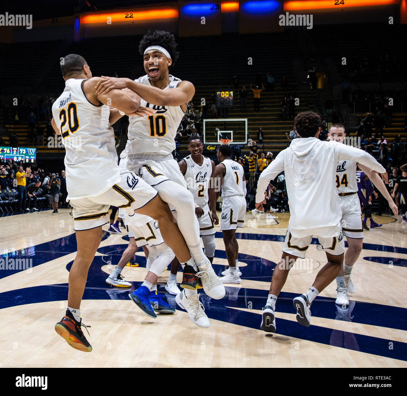 Berkeley, CA, USA. 28 Feb, 2019. A. in Kalifornien guard Matt Bradley (20) und (10) Gerechtigkeit das Land feiern eine atemberaubende über AP gewinnen, geordnetes #25 Washington nach Basketball Spiel der NCAA Men zwischen der Washington Huskies und den Kalifornien goldenen Bären. Kalifornien gewann 76-73 an Hass Pavillon, Berkeley, Calif. Thurman James/CSM/Alamy leben Nachrichten Stockfoto