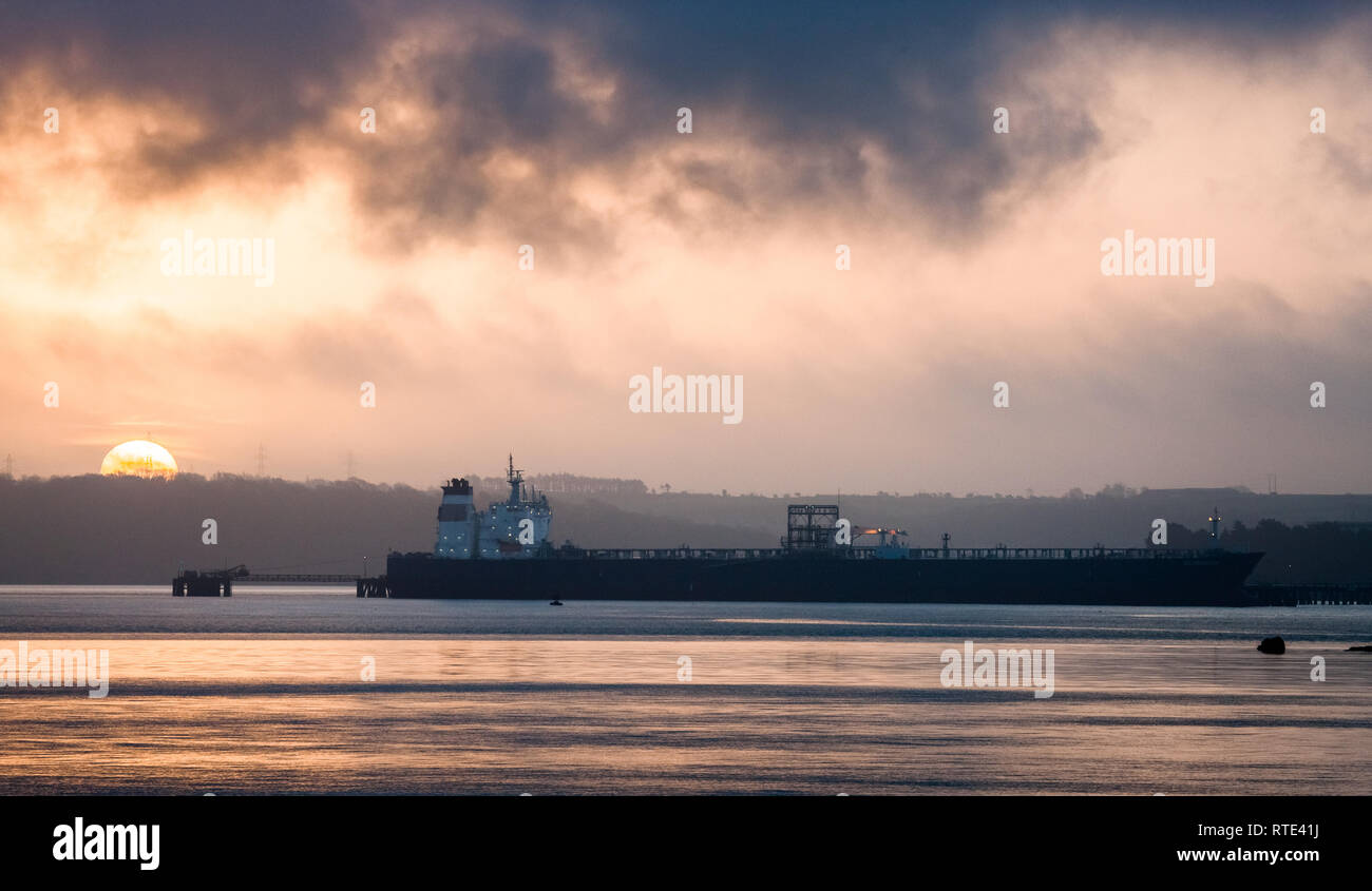 Whitegate, Cork, Irland. Ist März 2019. Sunrise hebt den Dunst und Nebel zu offenbaren den Überbau der 250 Meter Rohöl tanker Searanger im Whitegate Ölraffinerie in Cork, Irland entladen wird. Quelle: David Creedon/Alamy leben Nachrichten Stockfoto