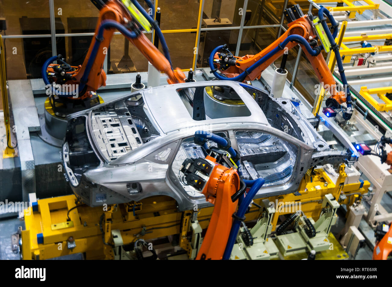 Guangzhou, China. 1. März, 2019. Roboter und Messen auf der Produktionslinie im Werk in Guangzhou. Offizieller Start des GAC NE Aion S elektrische Auto berechnet als die chinesischen Tesla Modell 3 Killer im GAC NE Fabrik in Guangzhou, Provinz Guangdong, China. Mark Andrews/Alamy leben Nachrichten Stockfoto