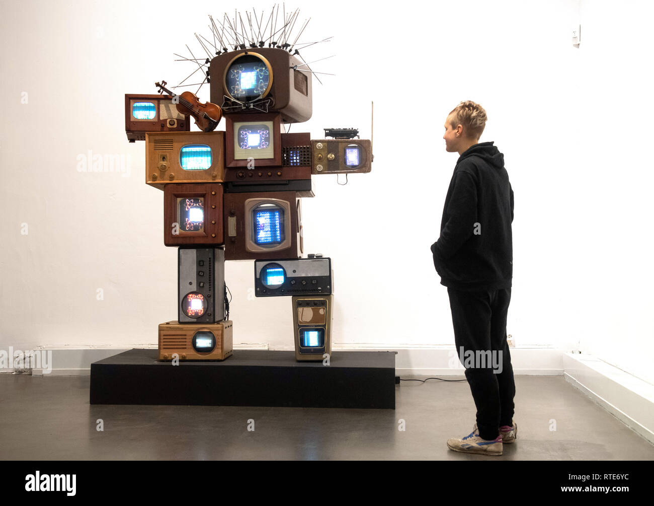 Goslar, Deutschland. 01 Mär, 2019. Ein Mitarbeiter des Museums steht an der Skulptur "Hommage à-Einstein" von Nam June Paik. Von 03.03.2019 bis 14.04.2019 Das Mönchehaus-Museum für moderne Kunst zeigt Arbeiten des Kaiserring Träger. Die Stadt Goslar mit der Vergabe des Preises an international renommierten zeitgenössischen Künstlern wurden für 44 Jahre. Credit: Swen Pförtner/dpa - ACHTUNG: Für die redaktionelle Nutzung nur in Verbindung mit Abdeckung der Ausstellung./dpa/Alamy leben Nachrichten Stockfoto