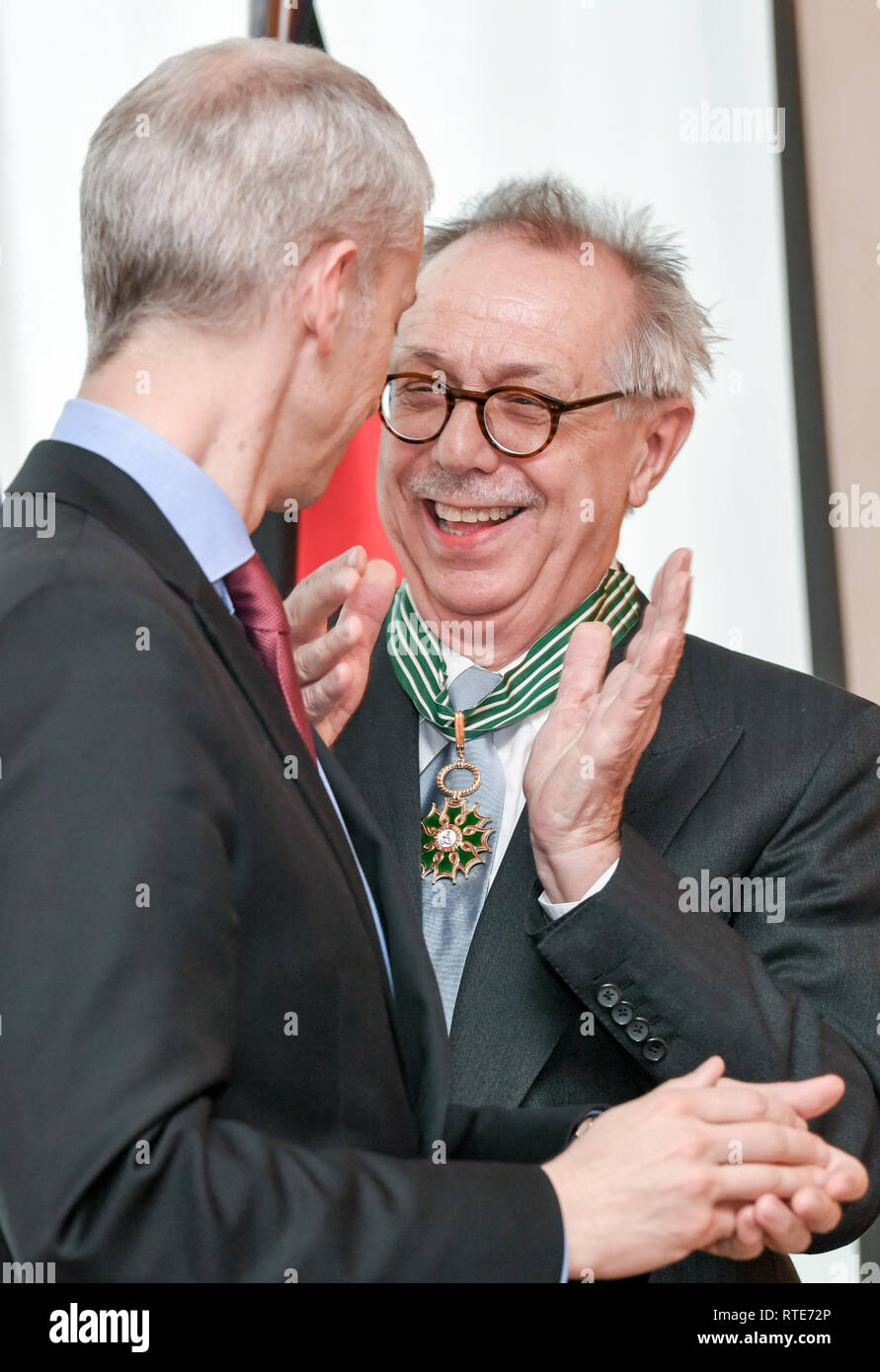 01. März 2019, Berlin: Dieter Kosslick (r), Direktor der Internationalen Filmfestspiele Berlin, erhält die Insignien eines Kommandanten in der Reihenfolge, in der Kunst und Literatur von Franck Riester, der französische Minister für Kultur, in der Französischen Botschaft. Foto: Jens Kalaene/dpa-Zentralbild/dpa Stockfoto
