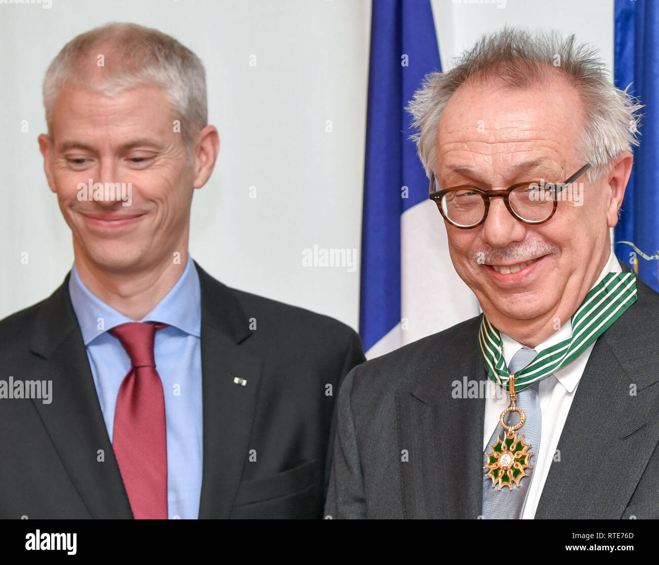01. März 2019, Berlin: Dieter Kosslick (r), Direktor der Internationalen Filmfestspiele Berlin, erhält die Insignien eines Kommandanten in der Reihenfolge, in der Kunst und Literatur von Franck Riester, der französische Minister für Kultur, in der Französischen Botschaft. Foto: Jens Kalaene/dpa-Zentralbild/dpa Stockfoto