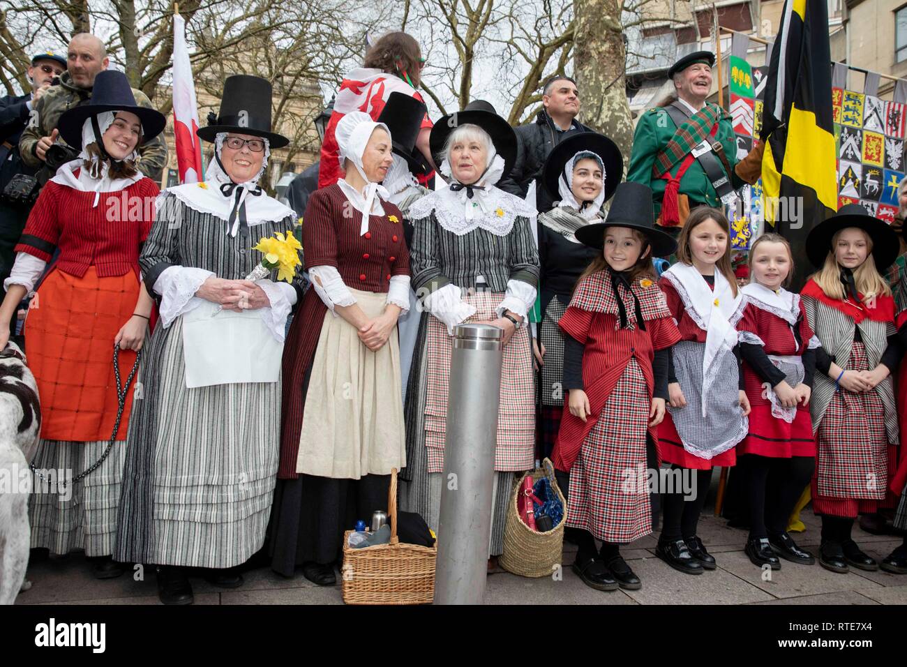 Cardiff, Wales, UK. 1. März 2019. Frauen und Mädchen in traditionellen walisischen Kleid am Ende der St David Day Parade in Cardiff City Centre. Credit: Mark Hawkins/Alamy leben Nachrichten Stockfoto