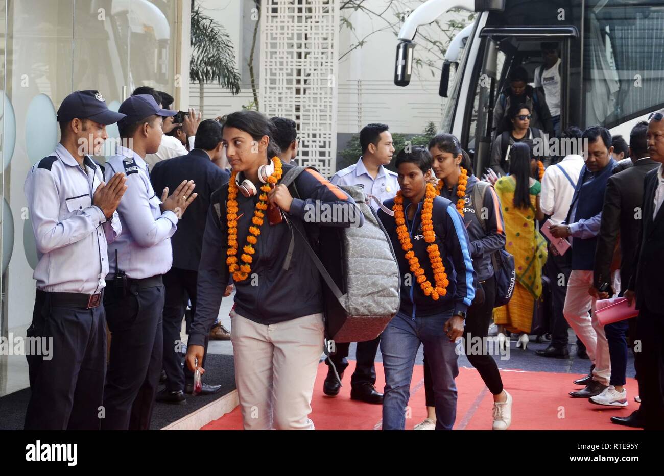 Guwahati, Assam, Indien. 01 Mär, 2019. Cricket Team der indischen Frauen kommt in Guwahati am 01.März 2019. Frauen cricket Serie zwischen Indien und England. Der indische Frauen T20 Cricket Match gegen England wird ab 4. März, 10. März 2019 abgehalten werden, bei Barsapara Stadion in Guwahati. Credit: Hafiz Ahmed/Alamy leben Nachrichten Stockfoto