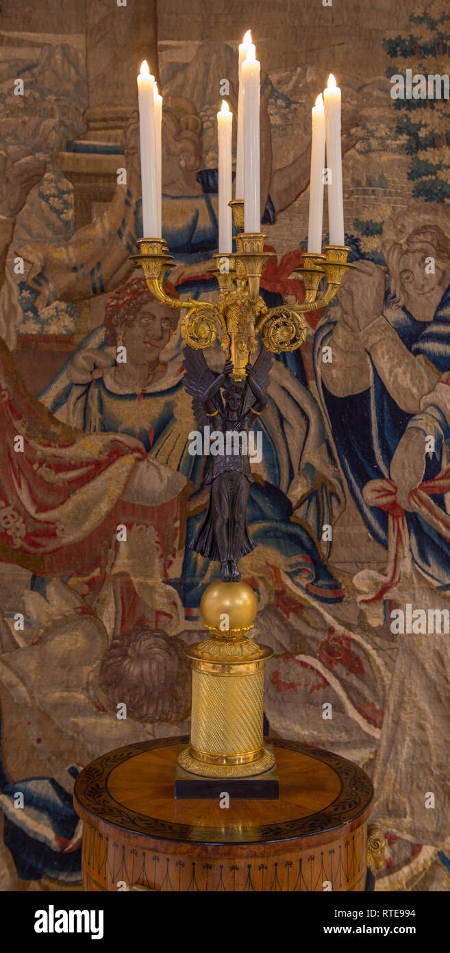 Bonhams, Knightsbridge, London, UK. 1. März, 2019. Private Sammlung und Galerie von Alain Morvan Antiquitäten Vorschau vor dem Verkauf bei Bonhams am 6. März. Bild: einer der beiden französischen 19. Jahrhundert vergoldet und patiniert Bronze sechs Zweigstellen Kandelaber, mit geflügelten Abbildung des Sieges. Credit: Malcolm Park/Alamy Leben Nachrichten. Stockfoto