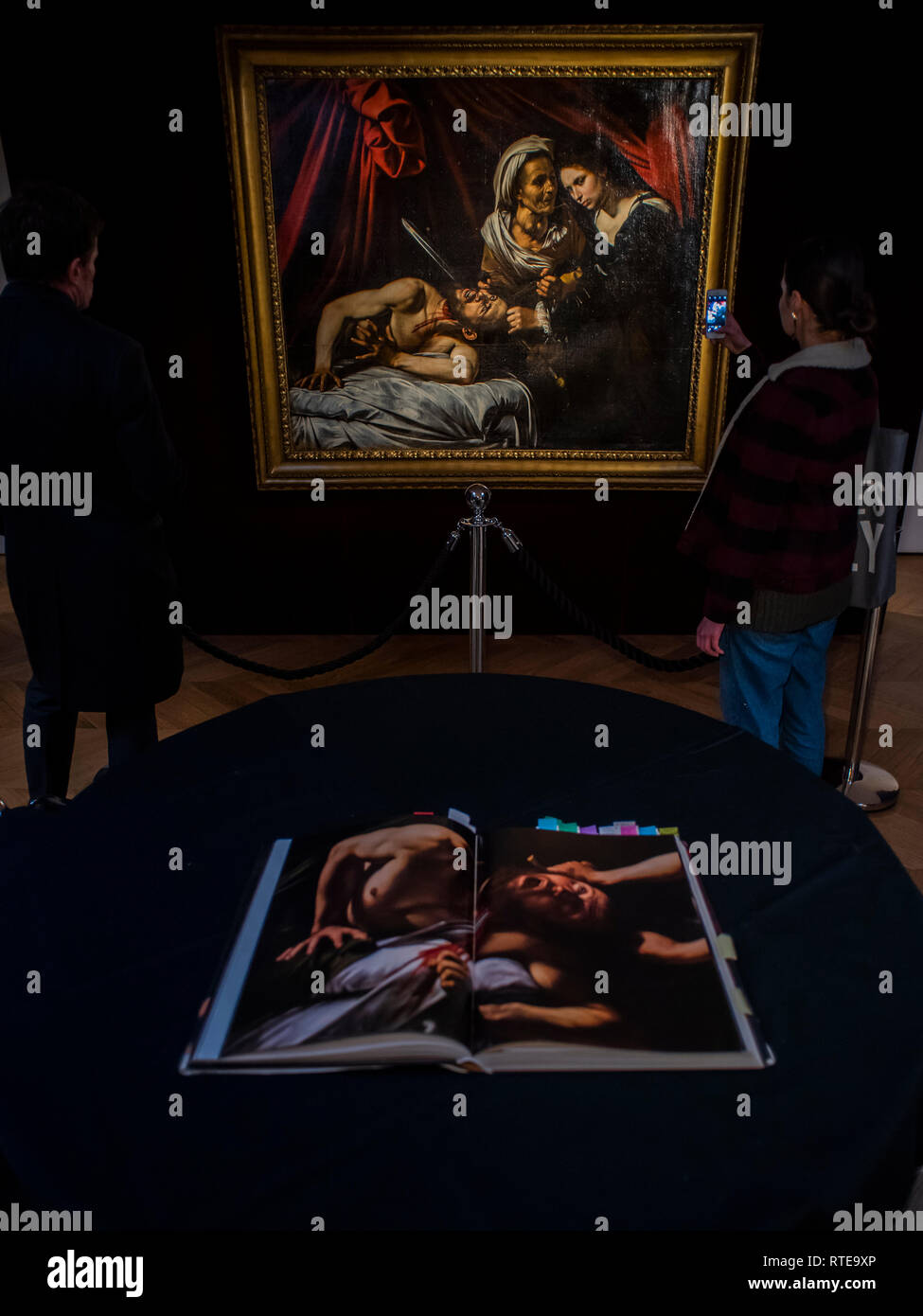 London, Großbritannien. 1. März, 2019. Das Bild ist ähnlich wie bei einem der gleichen Namen von Caravaggio in 1600 gemalt, in dem Buch gesehen - Judith Enthauptung claimmed Holofornes ist eine verlorene Caravaggio und im Wert von über £ 100 m. Es wurde durch den Unfall in Toulouse Dachgeschoss in 2014 gefunden und hat sich im Laufe von der Kunstgeschichte Experten gewälzt worden und wissenschaftlich analysiert. Als Ergebnis ein sehr überzeugendes Argument gemacht wurde, dass es sich um von 1607 und von Caravaggio. Es wird in diesem Sommer ohne eine Reserve verkauft werden und ist derzeit auf der Colnaghi in London. Credit: Guy Bell/Alamy leben Nachrichten Stockfoto