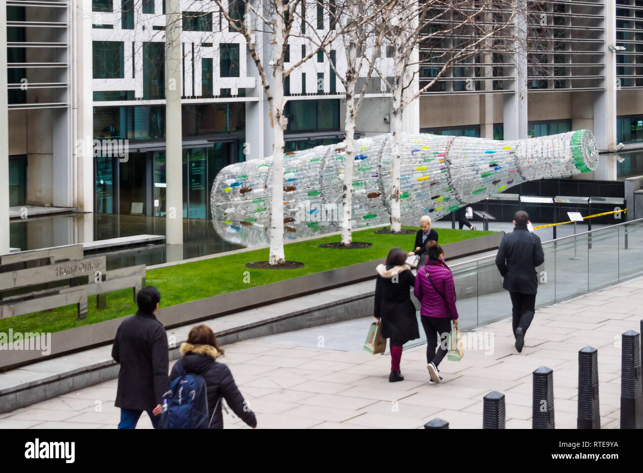 London, Großbritannien. 1. März 2019. Eine riesige Plastik Flasche aus Kunststoff Flaschen außerhalb des Ministeriums für Umwelt, Ernährung und ländliche Angelegenheiten (DEFRA) und ein einsames Demonstranten vor dem Parlament sowohl für ein Ende des enormen Volumens an Kunststoffabfällen genannt, viel Gedumpten das Meer zu verschmutzen oder in der Deponie begraben. Tierschützer wollen alle Kunststoffbehälter recyclebar zu sein und für eine Kaution auf alle Getränkeflaschen wieder Radfahren zu fördern erhoben werden. Credit: Peter Marschall/Alamy leben Nachrichten Stockfoto