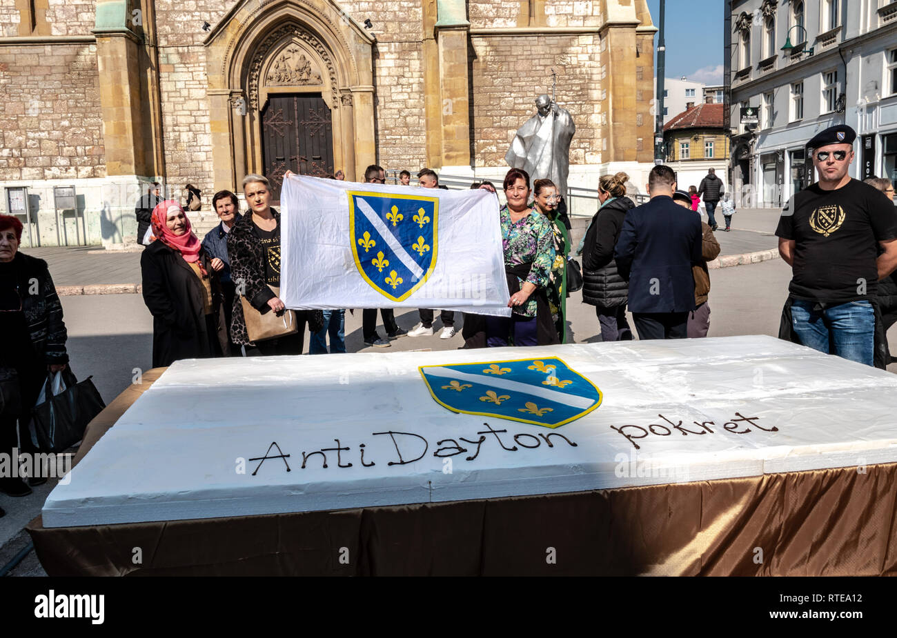 Sarajevo, Bosnien und Herzegowina. 1. März, 2019. . Anti-Dayton Bewegung  mit großen alten bosnischen Flagge als Kuchen. Credit: vedad Ceric/Alamy  leben Nachrichten Stockfotografie - Alamy