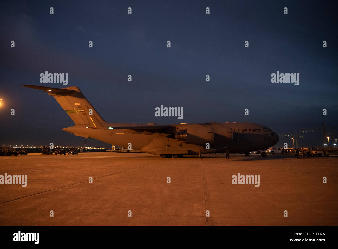 Eine C-17 Globemaster III die Armee General Joseph L. Votel, CENTCOM Kommandant, kommt an einem unbekannten Ort in Südwestasien, Jan. 18, 2019. (U.S. Air Force Foto/Tech. Sgt. Robert Cloys) Stockfoto