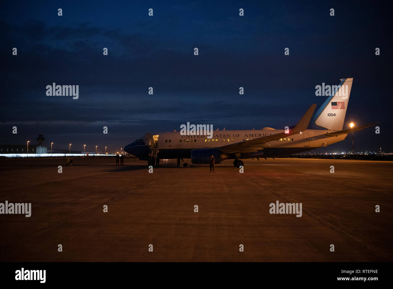 Mitglieder des 89th Airlift wing erwarten die Ankunft der Armee General Joseph L. Votel, CENTCOM Kommandant, an einem geheimen Ort in Südwestasien, Jan. 18, 2019. Die 89Th Airlift Wing bietet weltweite Special Air Mission Luftbrücke, Logistik, Antenne Anschluss und Kommunikation für den Präsidenten, die Vizepräsidenten, die Mitglieder des Kabinetts, Kämpfer Kommandanten und andere hochrangige Militärs und der gewählten Führer durch das Weiße Haus beauftragt, Luftwaffe Stabschef und Air Mobility Command. (U.S. Air Force Foto/Tech. Sgt. Robert Cloys) Stockfoto