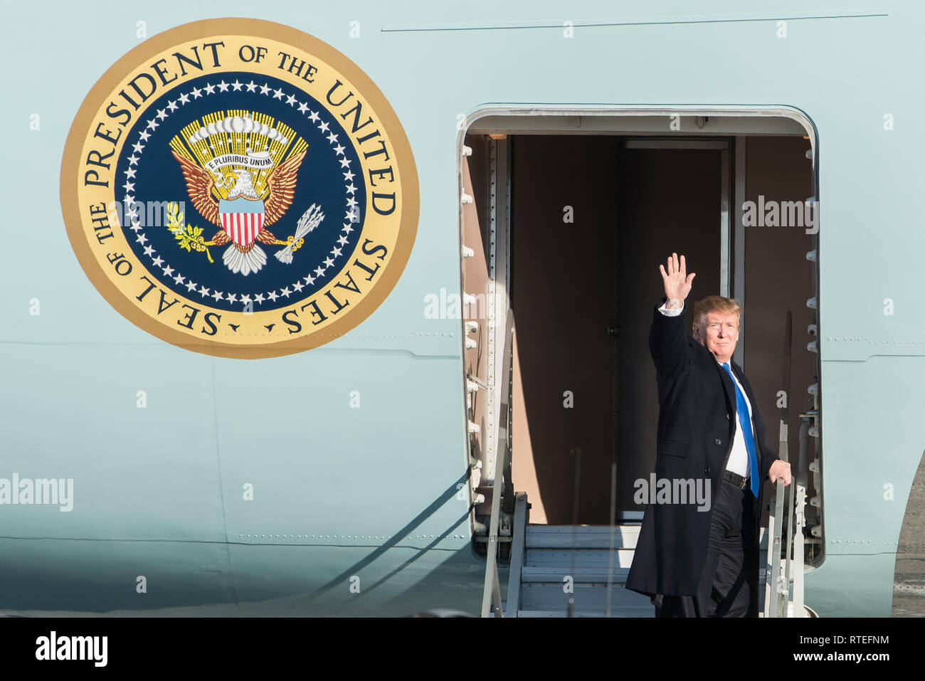 Präsident Donald Trump fährt Joint Base Elmendorf-Richardson, Alaska, 28.02.2019. Der Präsident war der Rückkehr von seinem zweitägigen Gipfeltreffen in Hanoi, Vietnam. (U.S. Air Force Foto von Airman 1st Class Caitlin Russell) Stockfoto