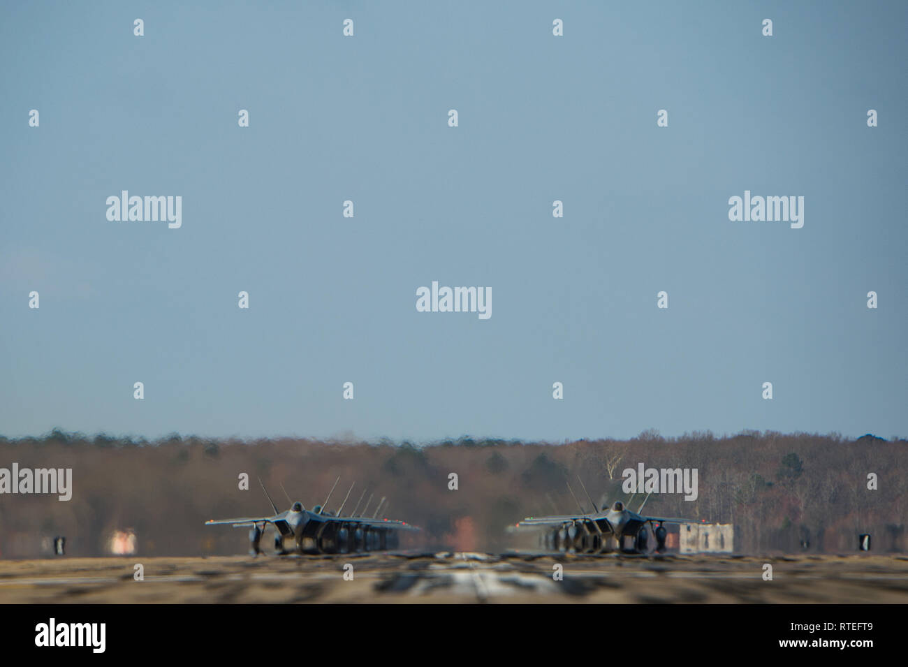 F-22 Raptors aus dem 1 Fighter Wing und 192Nd Fighter Wing, Teilnahme an einer Gesamtkraft Übung in Joint Base Langley-Eustis, Virginia, 28.02.2018. Beide Flügel zusammen mit 633Rd Air Base Wing während der Phase 1 Übung ihre Bereitschaft und verlegefähigkeit der F-22 s zu präsentieren. (U.S. Air Force foto Senior Airman Tristan Biese) Stockfoto