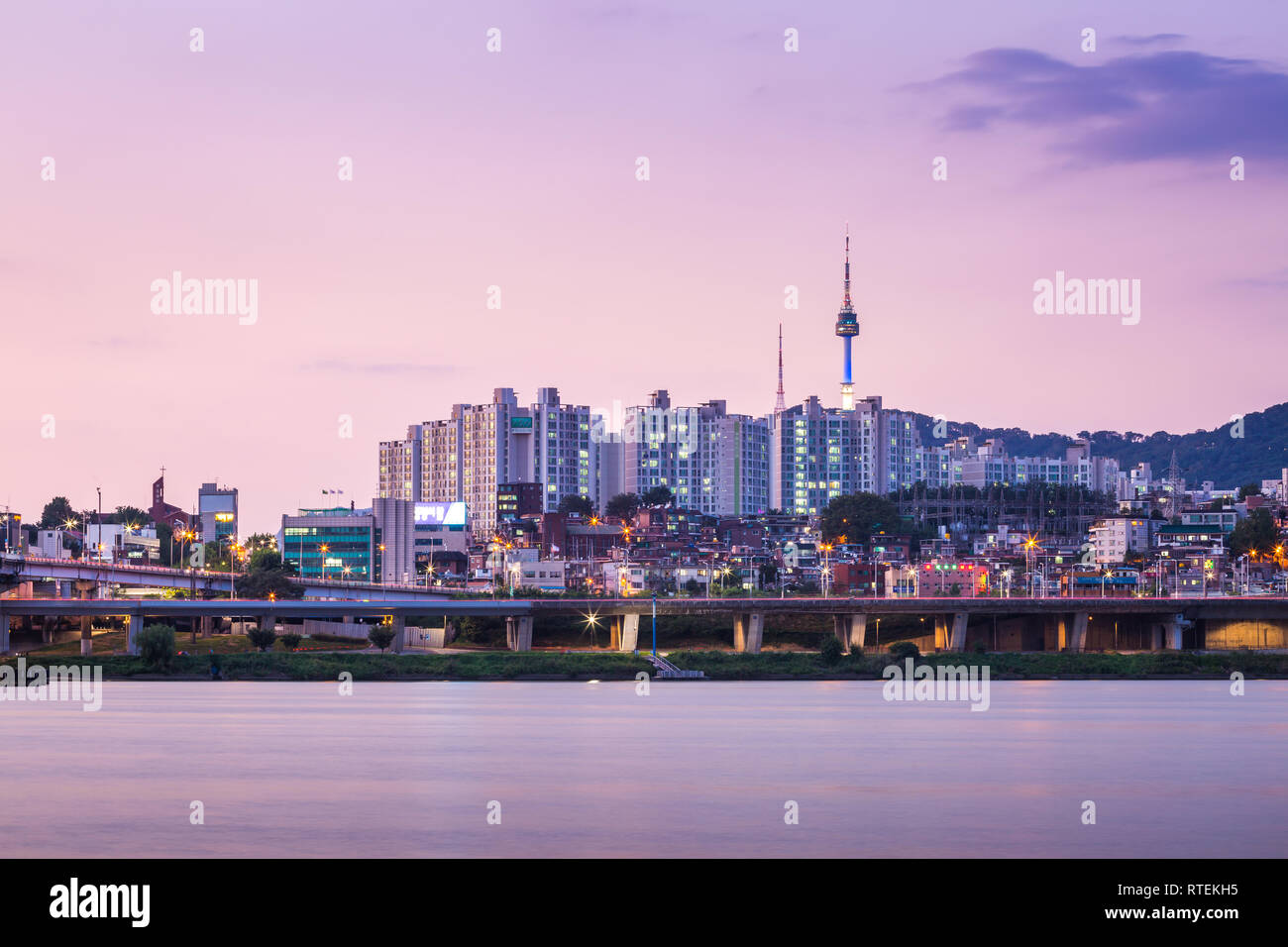 SEOUL, Südkorea - 13. SEPTEMBER 2015: Fluss Han und N Seoul Tower, Südkorea. Stockfoto