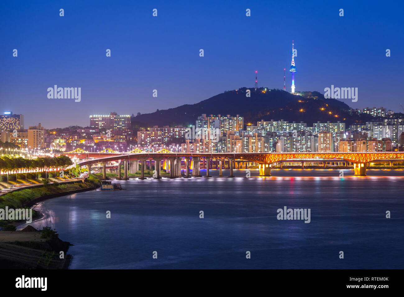 Stadt Seoul und Brücke, schöne Nacht von Korea in Seoul Tower bei Nacht, Südkorea. Stockfoto