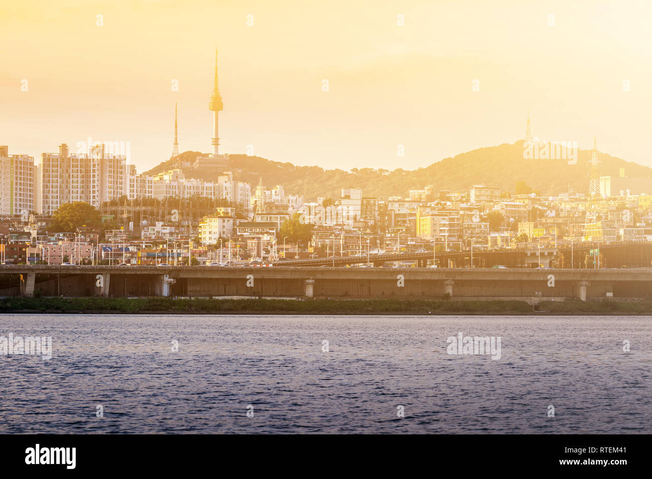 Seoul City Downtown und N Seoul Tower im Sonnenuntergang, Travel Concept, Seouth Korea. Stockfoto