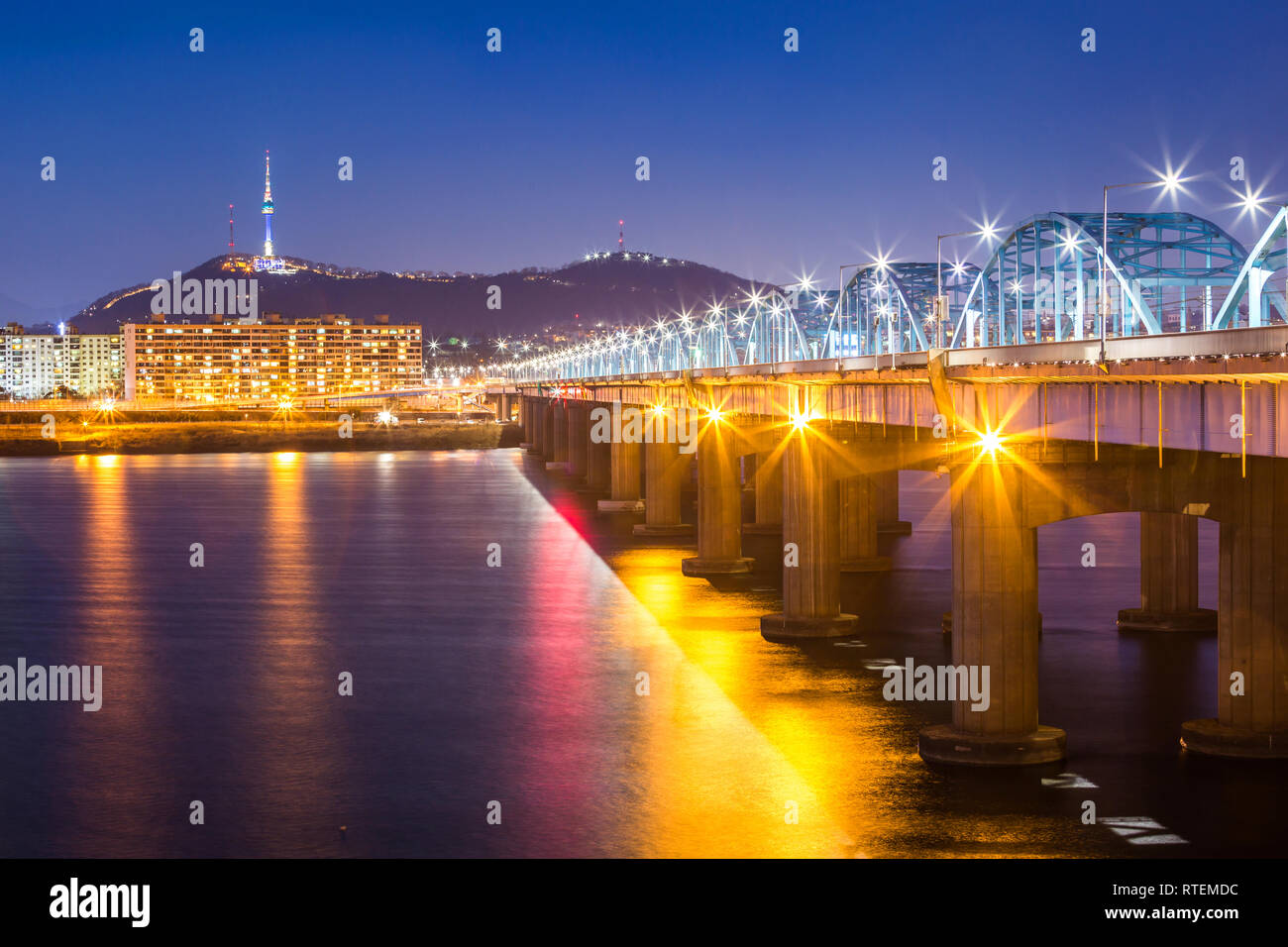 Stadt Seoul und Brücke und Fluss Han, N Seoul Tower bei Nacht, Südkorea. Stockfoto