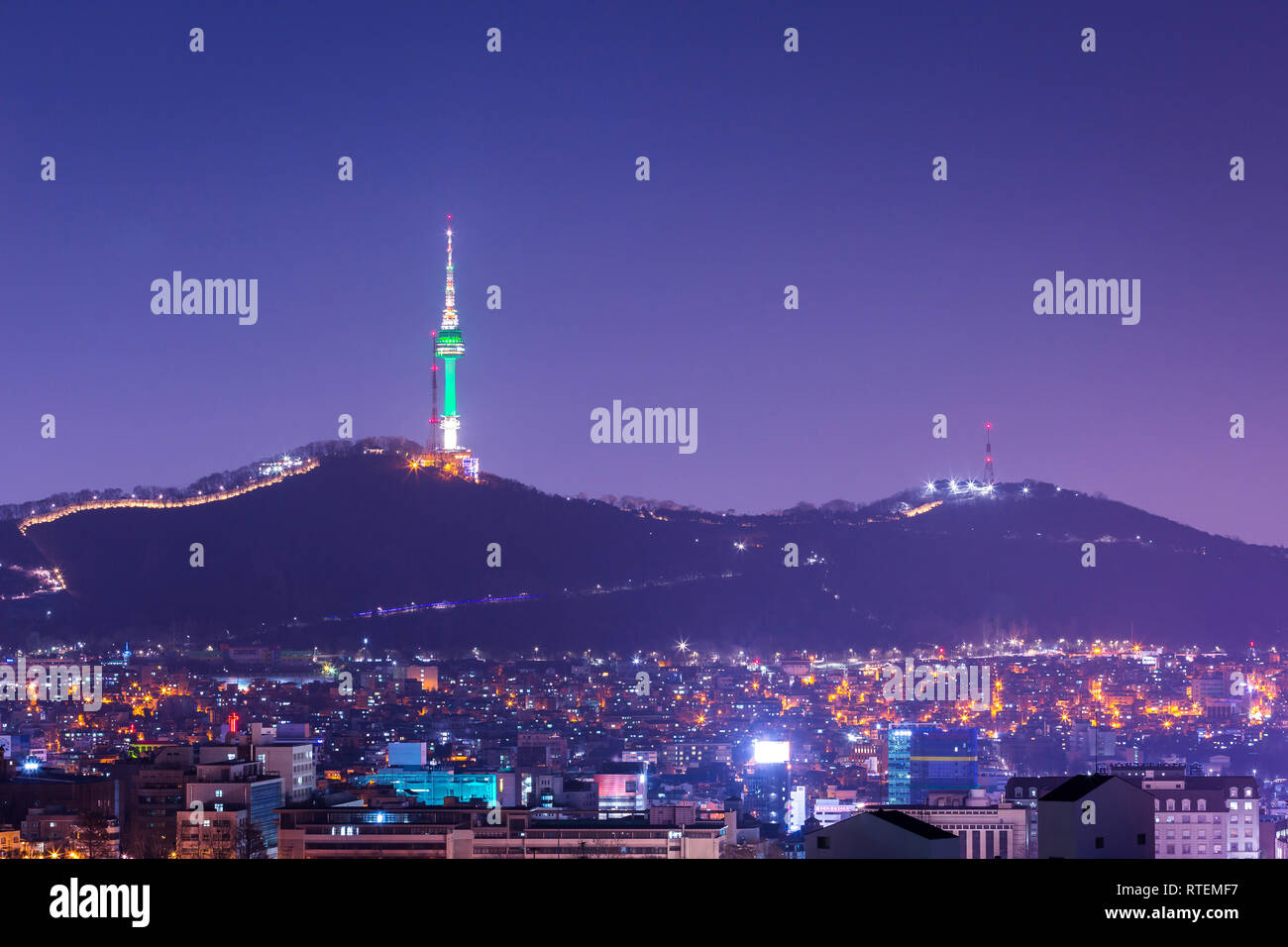 Seoul Tower oder namsan Tower bei Nacht sehen, Wahrzeichen von Korea. Stockfoto