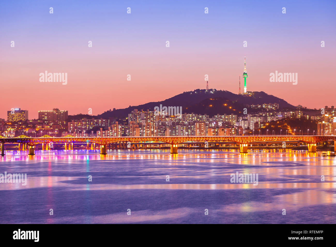 Stadt Seoul und Brücke, schöne Nacht von Korea in Seoul Tower bei Nacht, Südkorea. Stockfoto
