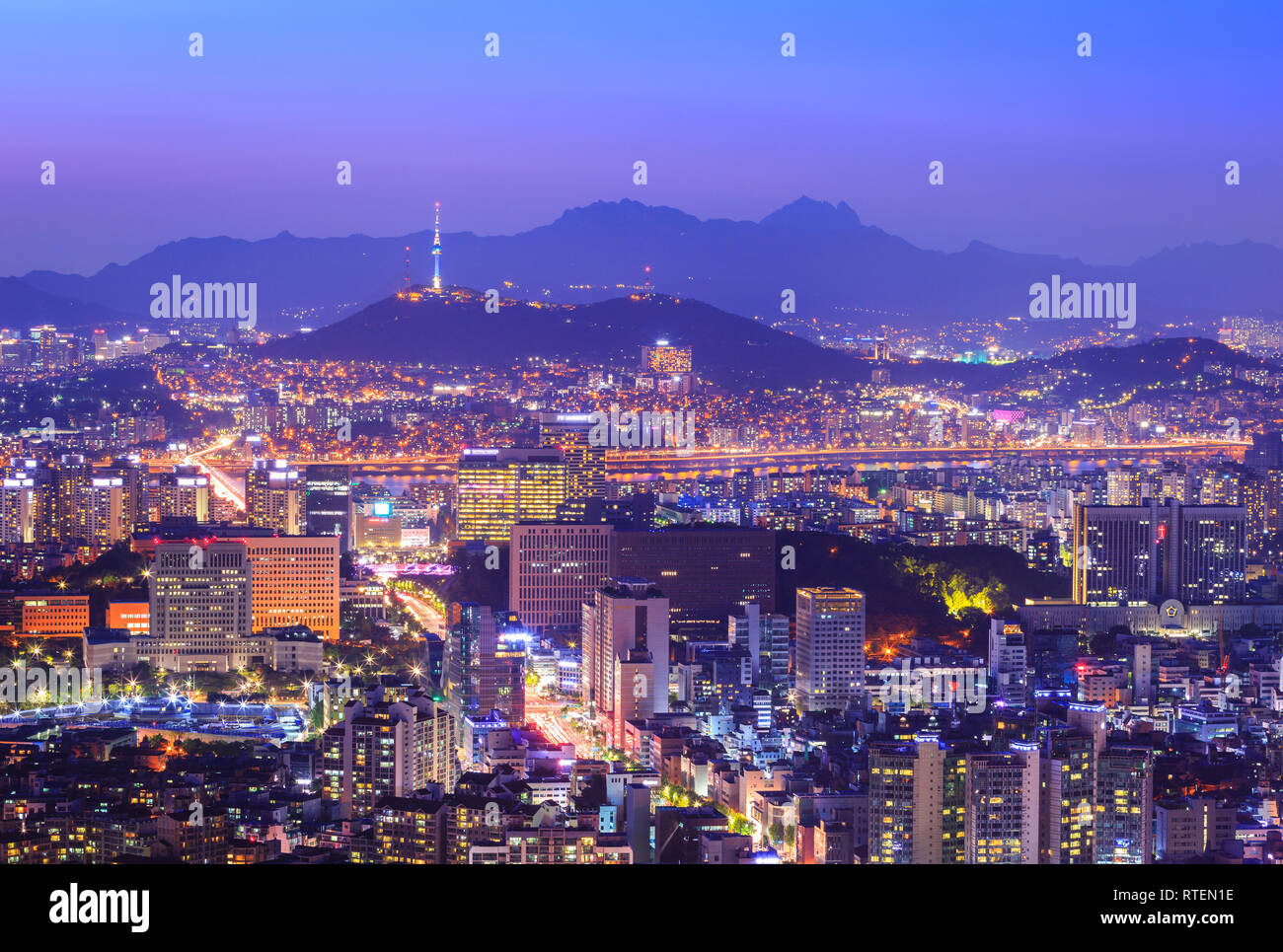 Seoul Stadt schöne Nacht Koreas mit Seoul Tower nach Sonnenuntergang Stockfoto