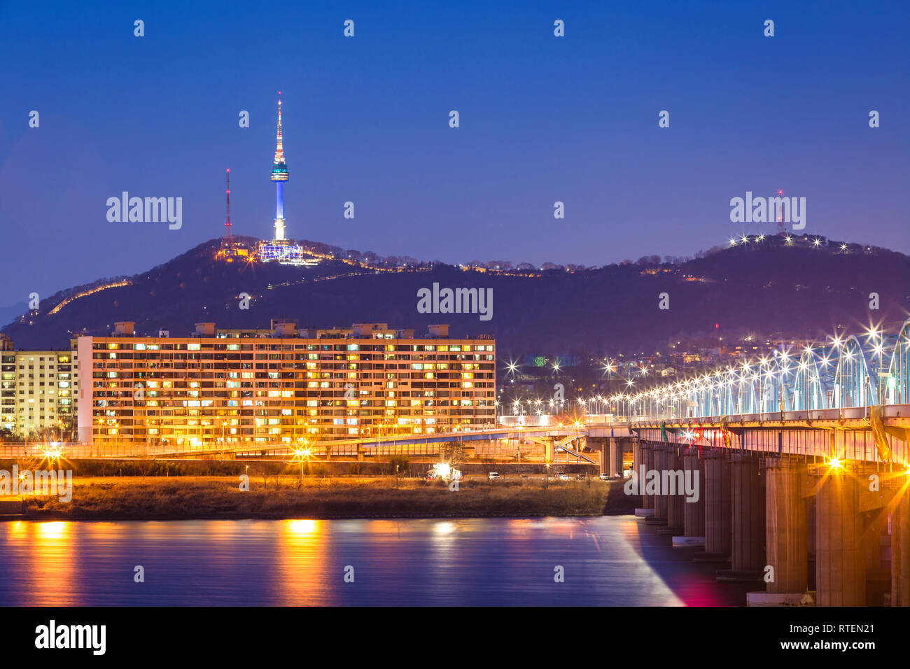 Korea Wahrzeichen und Brücke und Fluss Han, N Seoul Tower bei Nacht, Südkorea. Stockfoto
