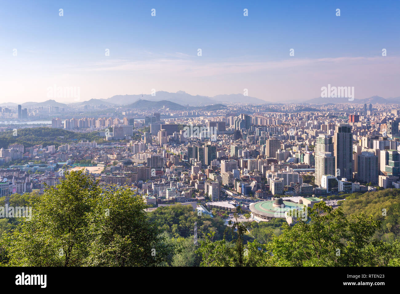 Wolkenkratzer und Gebäude N Seoul Tower von Seoul City Skyline in der Innenstadt von Seoul, Südkorea Stockfoto