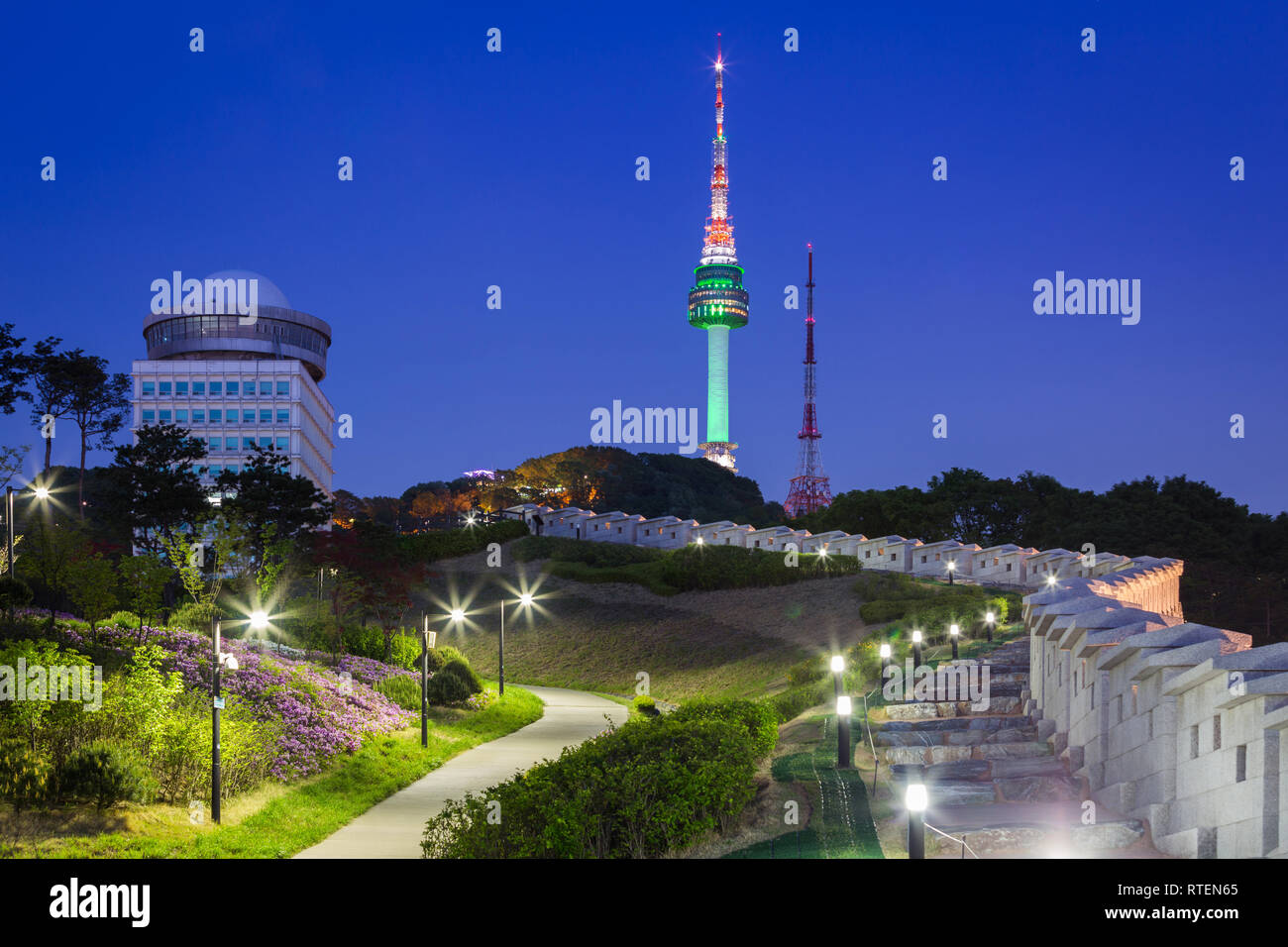 Seoul Tower bei Nacht ansehen und alte Mauer mit Licht, Südkorea. Stockfoto