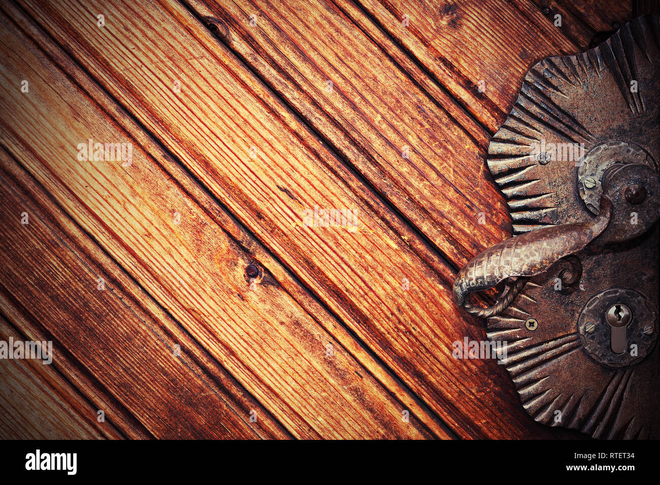Metallische Schließfach auf alte Holztür, alte Textur für Ihr Design Stockfoto