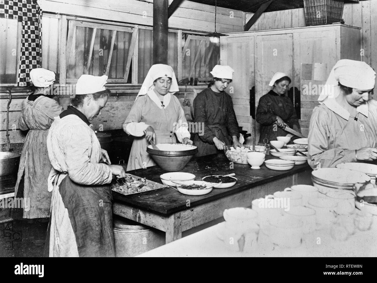 Paris, Interieur des Amerikanischen Roten Kreuzes L.O.C. Kantine #7, Gare d'Orleans (Austerlitz) Paris, Frankreich. Dies ist zwar nicht das größte, aber es ist in der Tat eines der beliebtesten, sowohl in der Personal und Service. Ein Leseraum hat sich in einem Ende es eingebaut wurde, mit bequemen Stühlen, Bibliothek und einem Klavier. Letztere ist eine Freude, die jungen Es ist immer arbeiten. Die beiden amerikanischen Frauen sind: von links nach rechts, Frau Rossette Connel, 372 Stuyvesant Ave., Brooklyn, N.Y. und Miss Kerstine Taube, der Diamond Point, Lake George, New York, präsent. Stockfoto