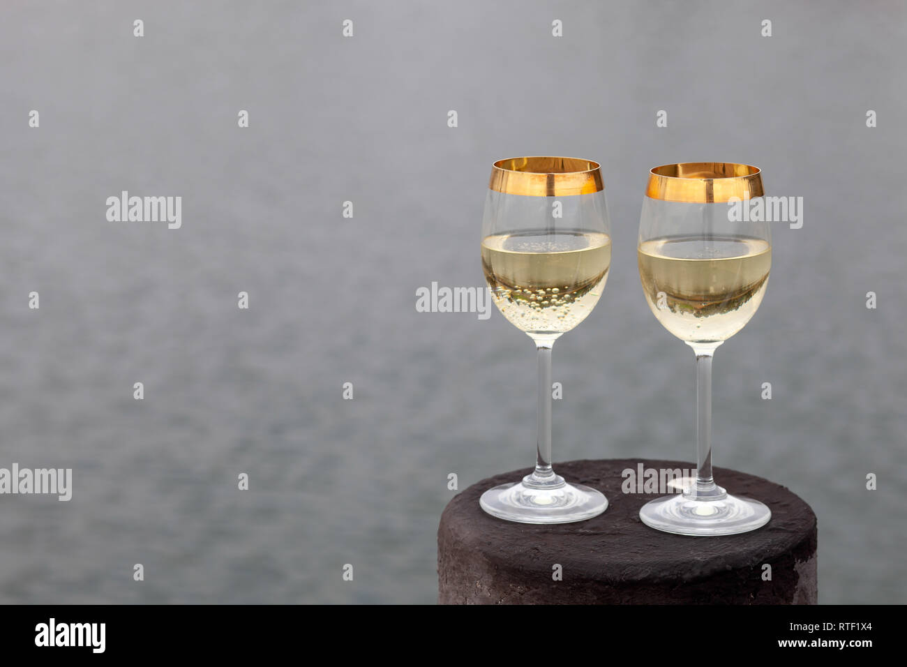Weingläser am Wasser Stockfoto