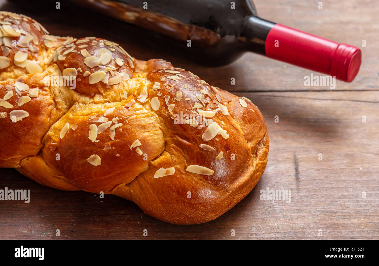 Schabbat Konzept, challah Brot mit einer Flasche Rotwein auf dem Holztisch, Ansicht von oben Stockfoto