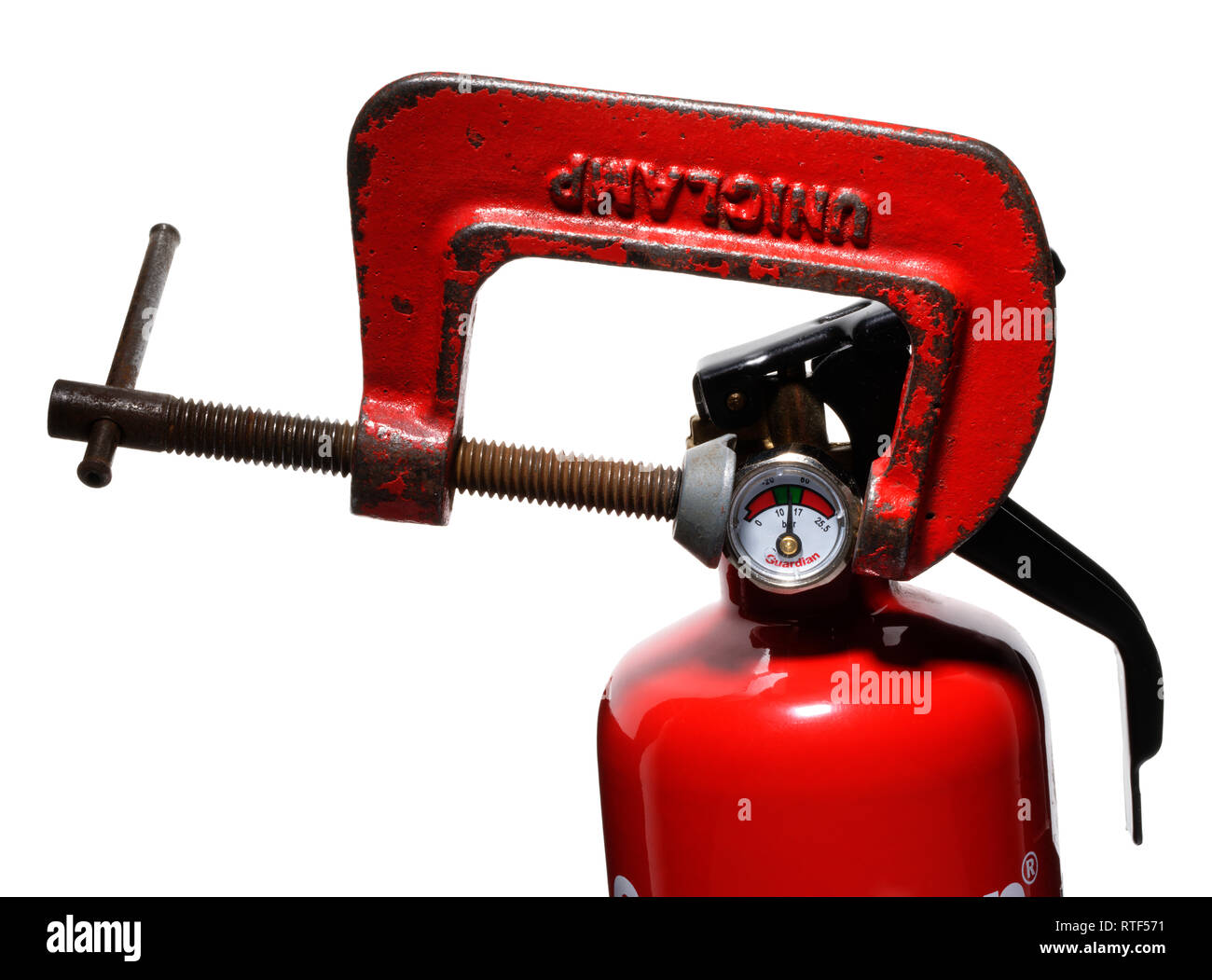 Rot G-clamp-Holding den Druckmesser an einem roten Feuerlöscher. Stockfoto