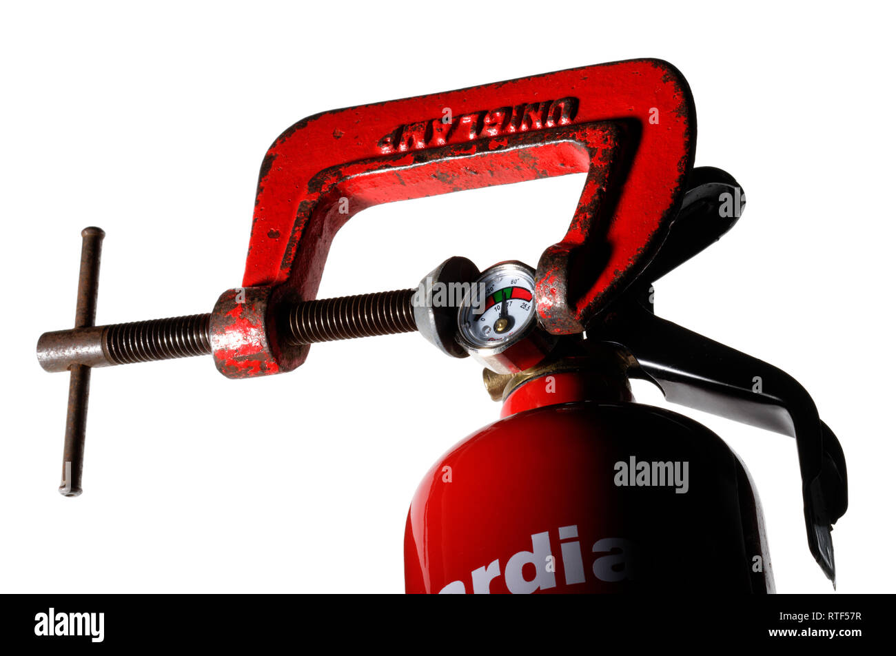 Rot G-clamp-Holding den Druckmesser an einem roten Feuerlöscher. Stockfoto