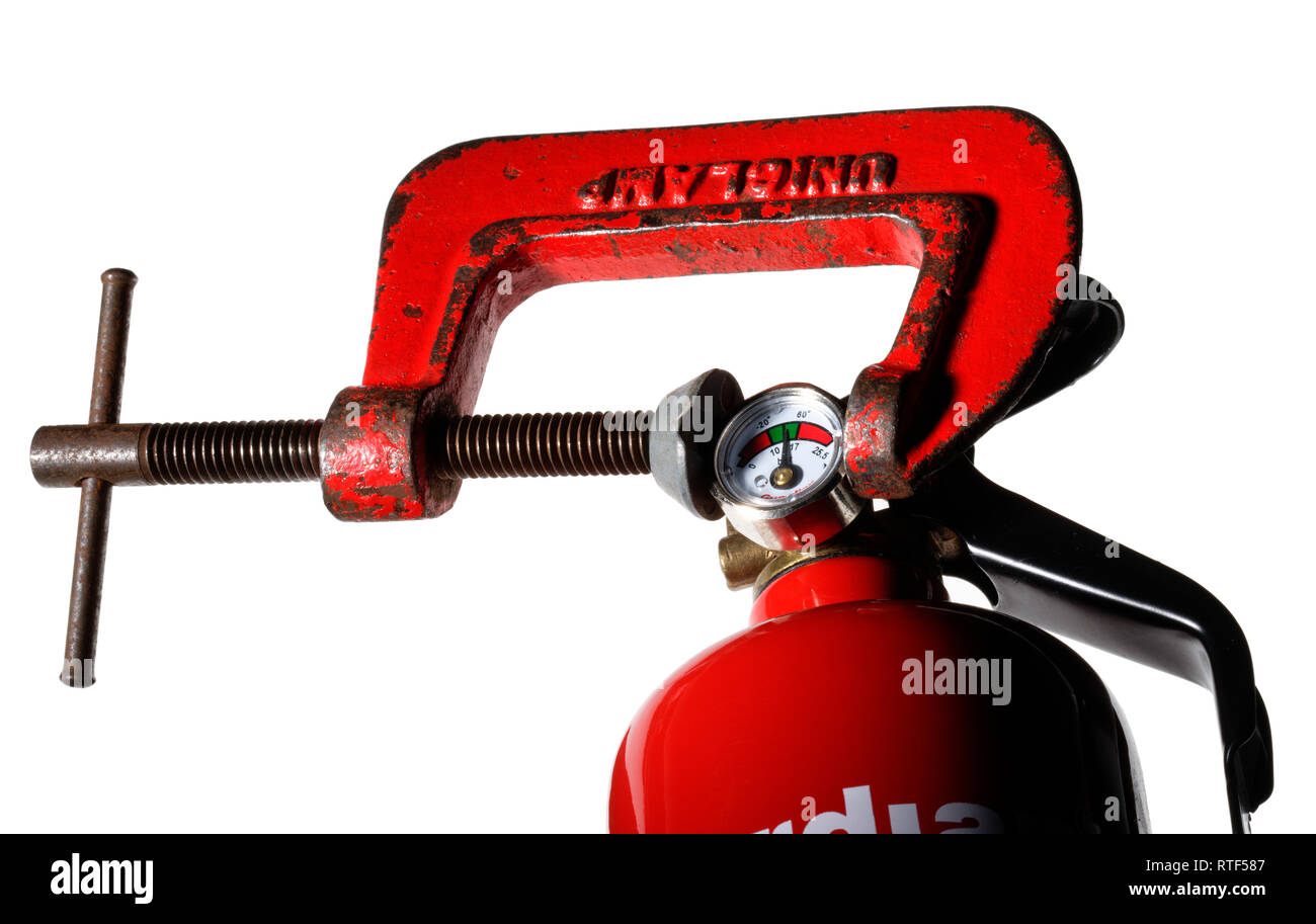 Rot G-clamp-Holding den Druckmesser an einem roten Feuerlöscher. Stockfoto