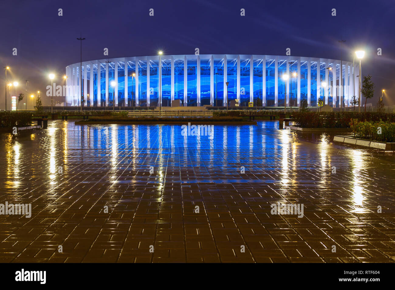 Sport Stadion am Abend Leuchten nach dem Regen, Nishnij Nowgorod, Russland Stockfoto