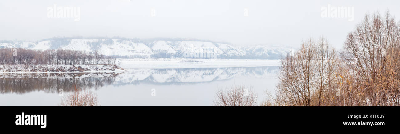 Panorama der Frühling Flut von den Fluss Oka mit eine hügelige Küste und Bäume, Russland Stockfoto