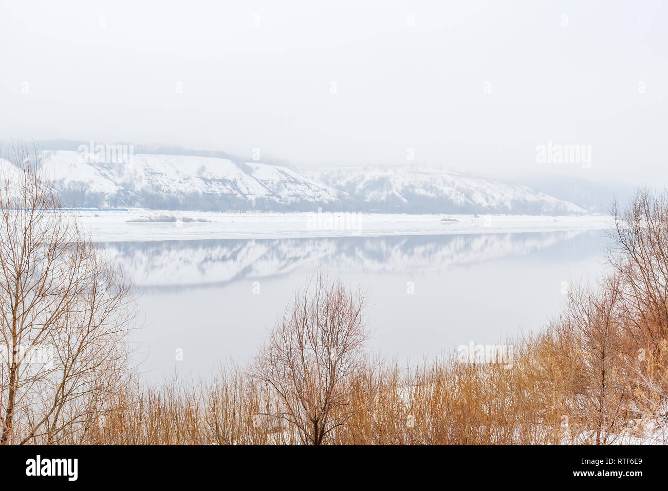 Frühling Blick auf den Fluss Oka und die hügelige Küste in Nischni Nowgorod, Russland Stockfoto