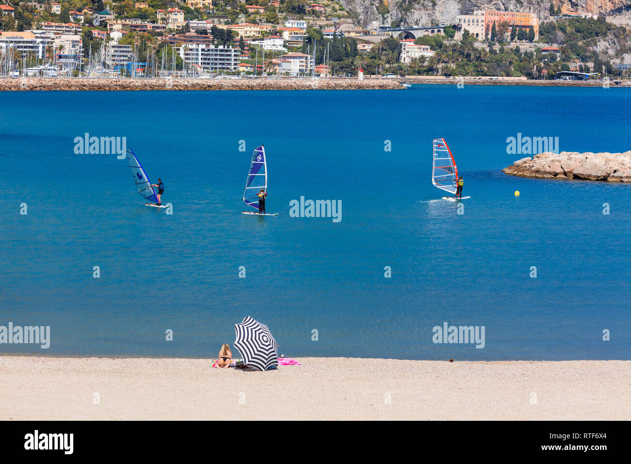 Windserfers, Menton, Alpes-Maritimes Abteilung, Provence-Alpes-Cote d ' Azur, Côte d ' Azur, Frankreich Stockfoto