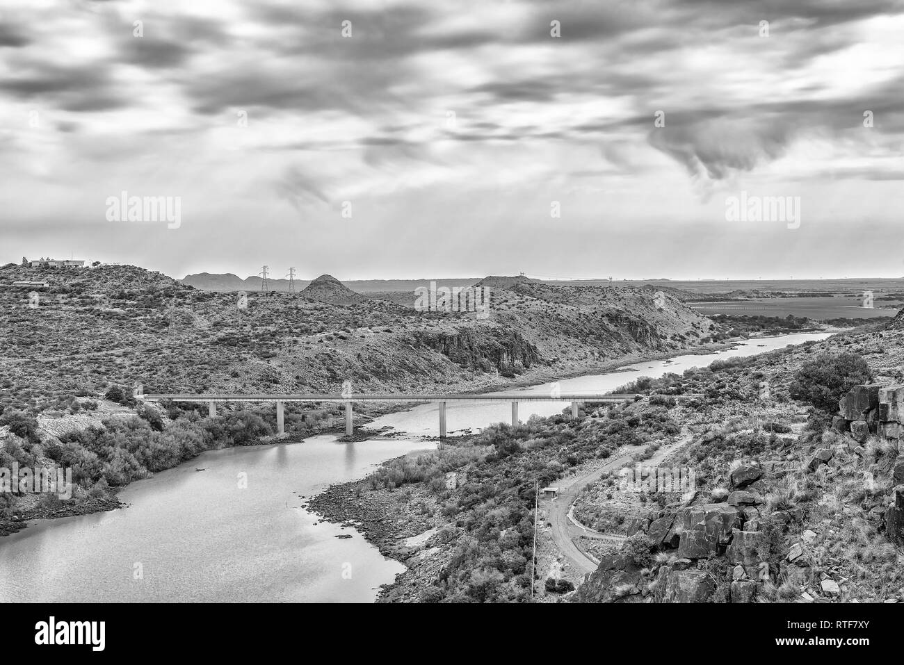 Blick hinter dem Vanderkloof Damm in der Orange River an der Grenze zum Free State und Northern Cape Provinz. Die einspurige Straße Brücke ist Stockfoto