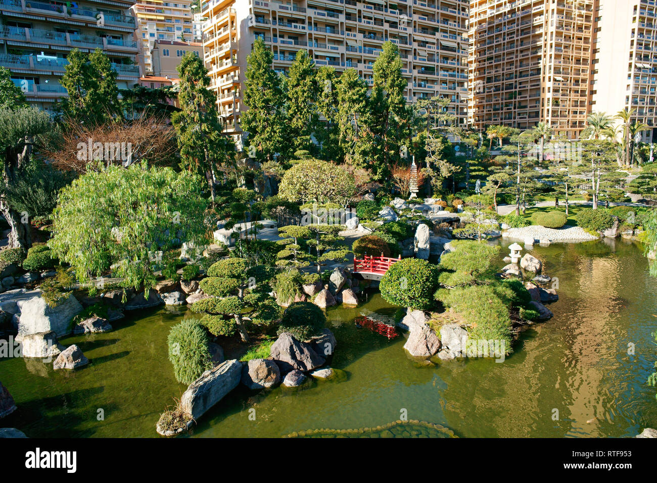 LUFTAUFNAHME von einem 6-Meter-Mast. Grüne Oase in einer städtischen Umgebung. Japanischer Garten, Bezirk Larvotto, Fürstentum Monaco. Stockfoto