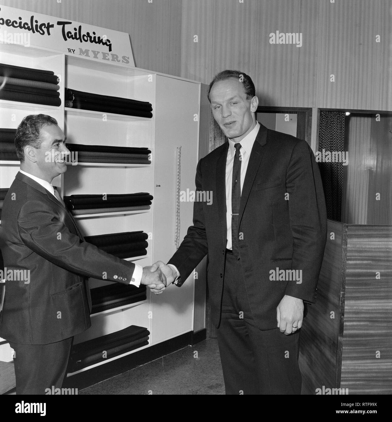 Der ehemalige britische Boxweltmeister Henry Cooper Öffnen einer Schneider in London im Jahr 1977. Stockfoto