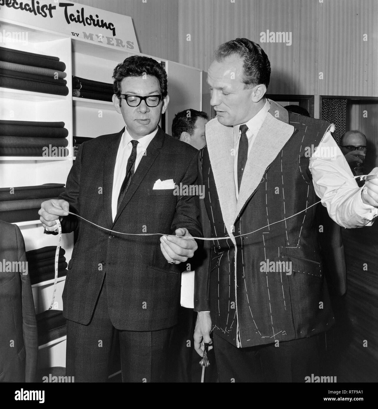 Der ehemalige britische Boxweltmeister Henry Cooper Öffnen einer Schneider in London im Jahr 1977. Stockfoto