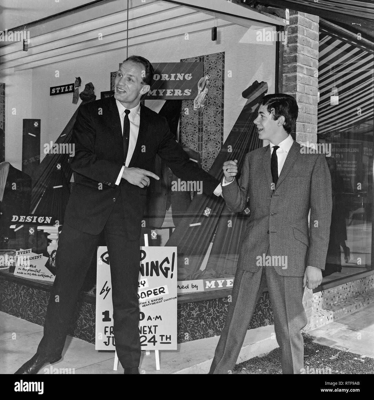 Der ehemalige britische Boxweltmeister Henry Cooper Öffnen einer Schneider in London im Jahr 1977. Stockfoto